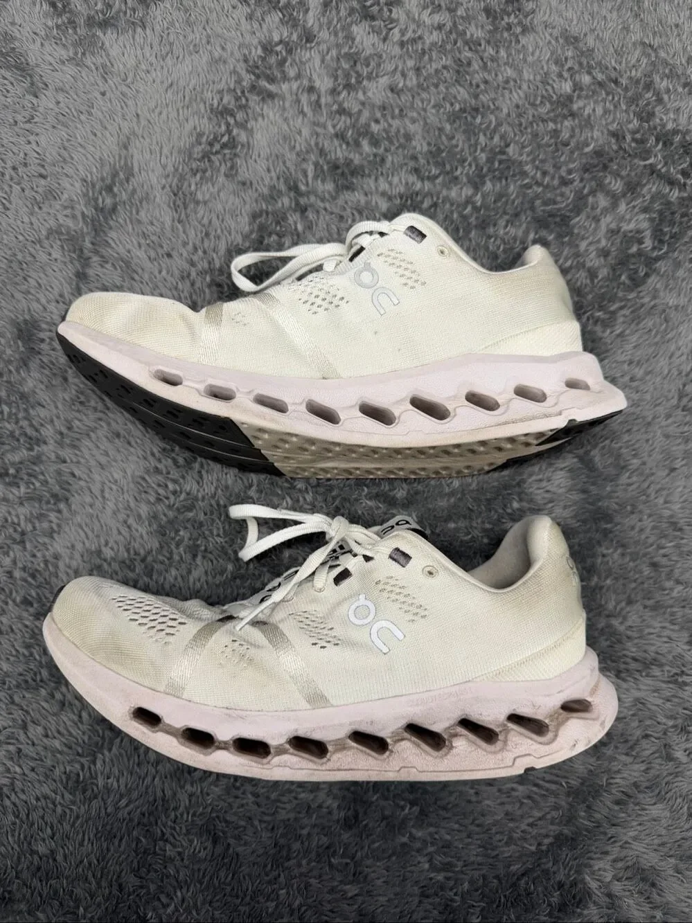 On Running Cloud Surfer 2 sneakers in US Men’s 8.5.  These shoes squeak when you